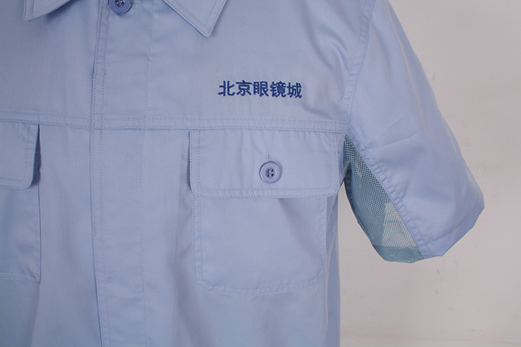 前胸平貼兜帶兜蓋，腋下使用透氣網(wǎng)