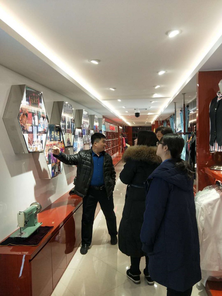 北服老師聽(tīng)于總講解工服美合作的老客戶(hù)