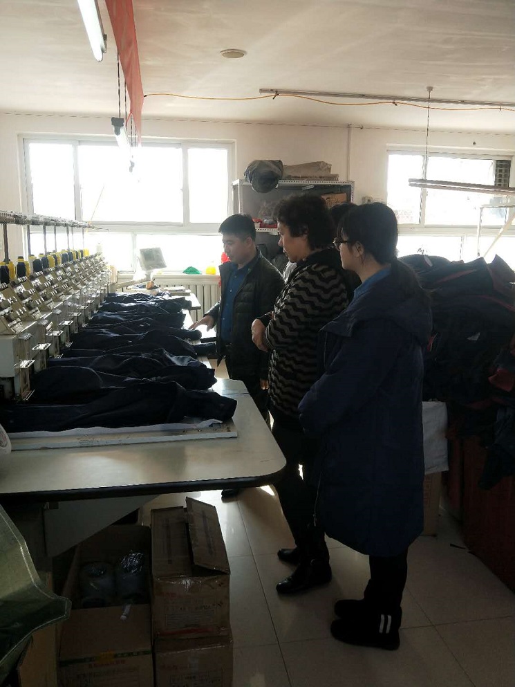 北服老師看電腦繡花機工作過(guò)程