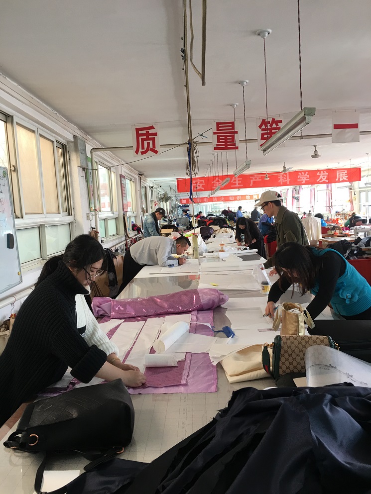 北服學(xué)生正在聚精會(huì )神的設計制作