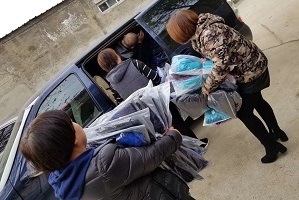 為中鐵六局送貨裝車(chē)過(guò)程圖