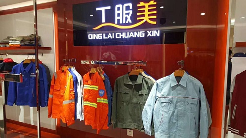 冬季棉服工作服定做，來(lái)看工服美為奧迪定制的案例