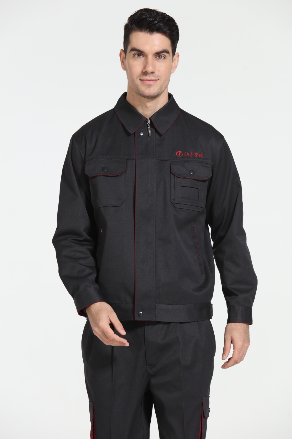 北京慶來(lái)創(chuàng  )新服裝工服美教大家怎樣辨別工作服的好壞。