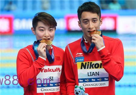 喜報！中國摘游泳世錦賽首金！練俊杰、司雅杰混雙10米臺奪冠